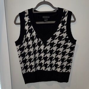 DESIGN 365 Black and White Houndstooth V-Neck Sweater Vest